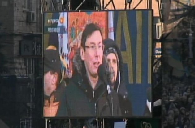 Луценко: Отряды самообороны на Майдане насчитывают 10 тысяч человек