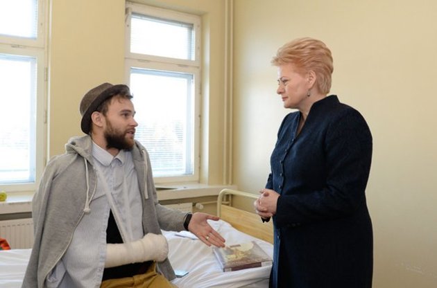 Грибаускайте навестила участника Евромайдана, который находится на лечении в Литве