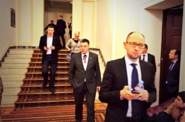 Янукович провел встречу с лидерами оппозиции и покинул Раду