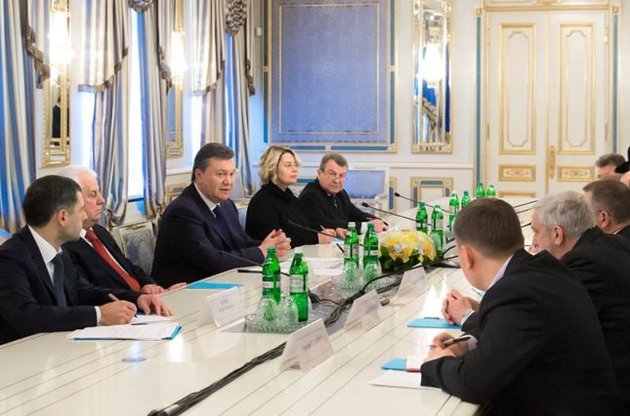 Янукович похвалил участников круглого стола за создание сообщества "здоровых людей"