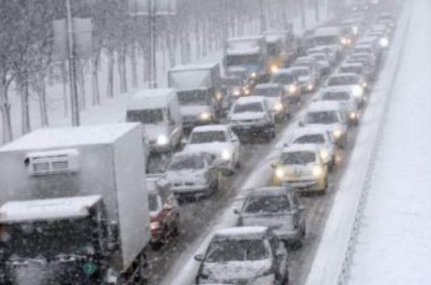 Из-за плохих погодных условий в девяти областях Украины и Крыму затруднено движение на дорогах