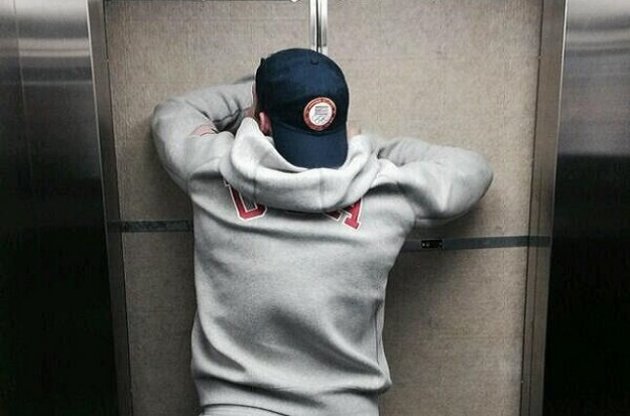 Джонни Куинн застрял в лифте вслед за приключениями в запертой ванне