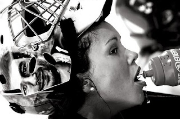 Шведская хоккеистка нанесла на шлем портрет разбившегося в авиакатастрофе вратаря "Локомотива"