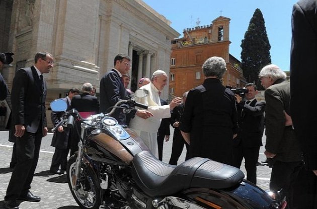 Мотоцикл Harley Davidson папы римского продали на аукционе за 241,5 тыс. евро