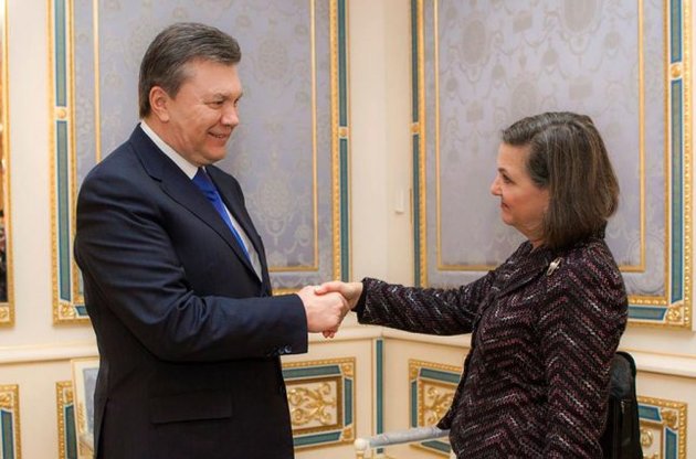 Янукович запевнив Нуланд, що є прихильником проведення конституційної реформи