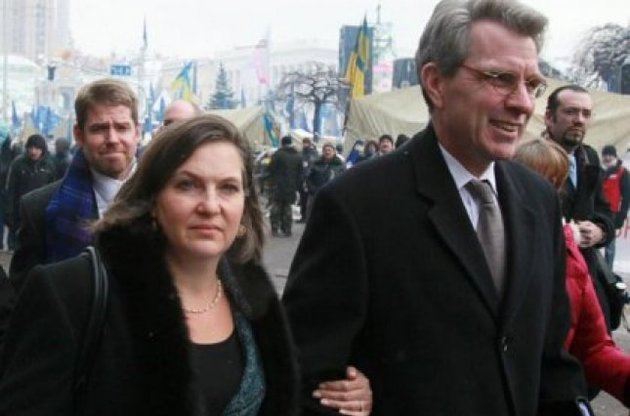 Нуланд и Пайетт на Майдане 11 декабря 2013 года