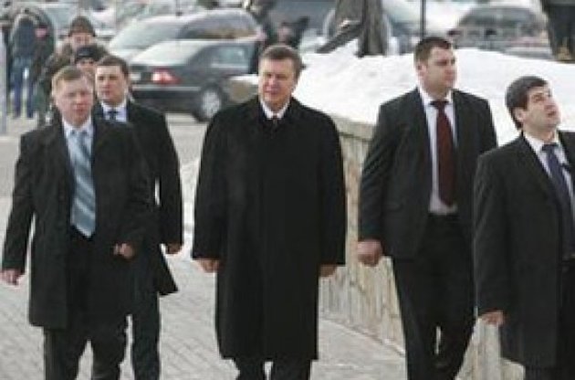Из-за акций протеста усилили охрану Януковича