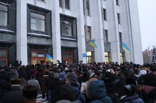 Суд обязал митингующих освободить здание Тернопольской ОГА