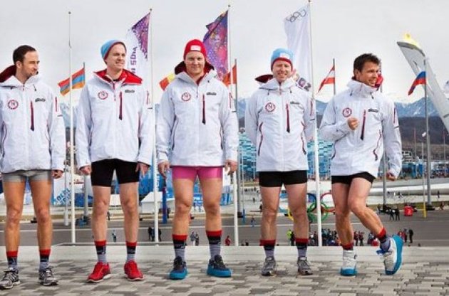 Сборная Норвегии по керлингу устроила протест без штанов перед олимпийским огнем Сочи
