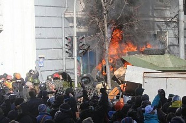 Запад осуждает насилие в Киеве и призывает к диалогу