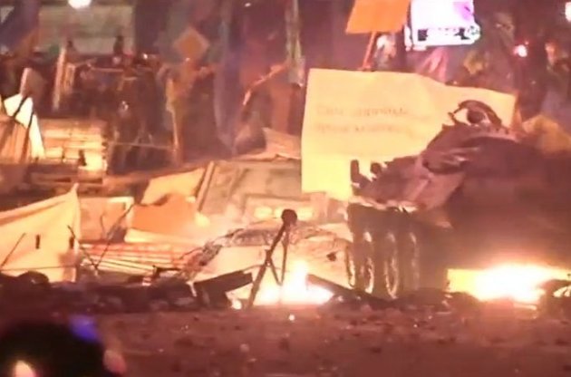 На Майдані спалили БТР силовиків