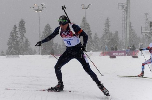 Норвежский биатлонист Свендсен победил в гонке, которую откладывали пять раз