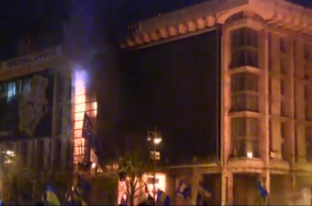 Майдан эвакуирует своих людей из горящего Дома профсоюзов
