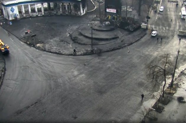 В Киеве расчистили от баррикад Грушевского и Парковую аллею