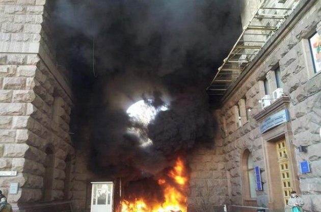 Протестующие захватили КГГА, пожар под зданием тушат