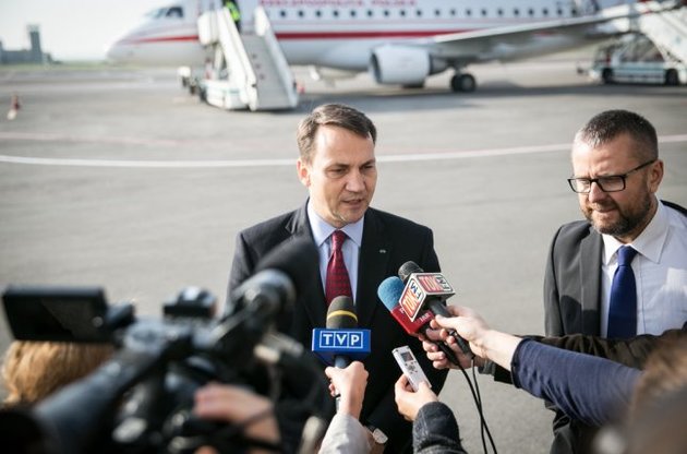 Сикорский вылетает в Украину