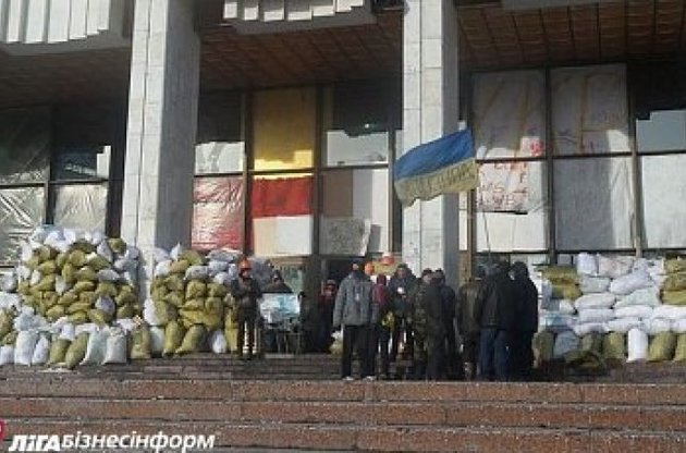 Протестующие отбили у силовиков Украинский дом и восстанавливают баррикады