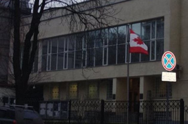 Посольства Великобританії і Канади в Україні призупинили роботу