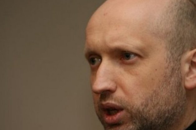 Турчинов зі сцени Майдану закликав усіх свідомих народних депутатів зібратися в будівлі Верховної Ради о 15:00.