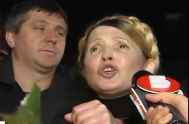 Тимошенко призвала митингующих не уходить с Майдана