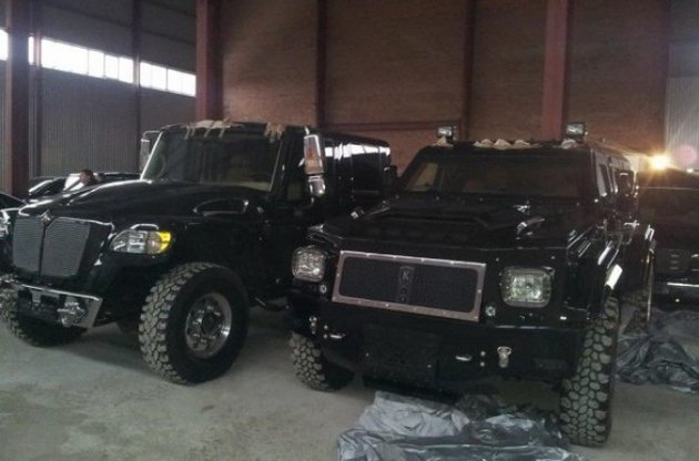 В Гостомеле обнаружен автопарк стоимостью 2 миллиона долларов, предположительно – сына Януковича