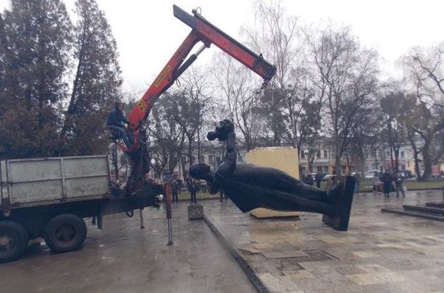 В Львовской области снесли памятник советскому солдату