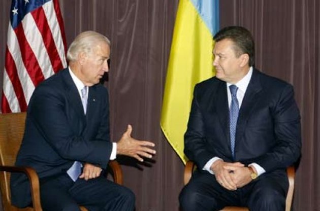 Віце-президент США по телефону повідомив Януковичу про готовність ввести санкції