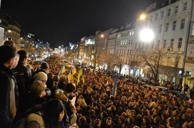 В Праге прошли многотысячные акции солидарности с Майданом