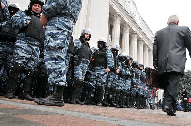 Более тысячи силовиков покидают Киев