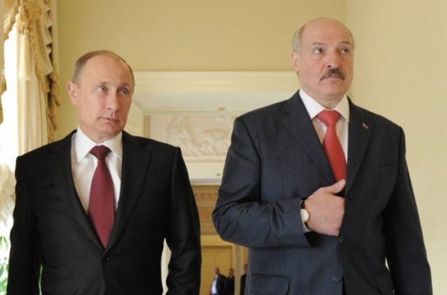 Лукашенко пообіцяв підставити плече Путіну