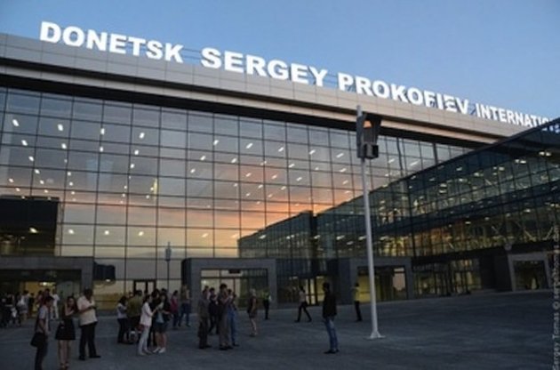 Донецкий аэропорт с 7:00 приостановил обслуживание рейсов из-за вооруженных ДНРовцев