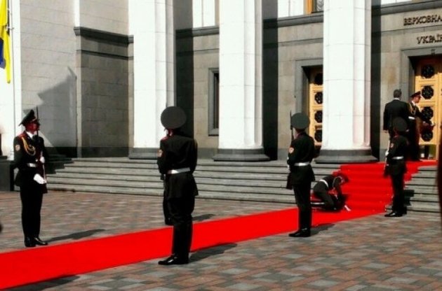 Солдат почетного караула уронил карабин и едва не упал под ноги Порошенко на инаугурации