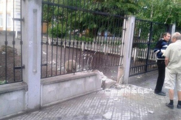 Попадание снаряда возле ООШ №4 в Славянске. 29.05.2014