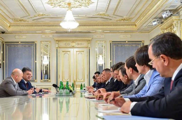 Порошенко собрал лидеров фракций и потребовал поддержать изменения в Конституцию