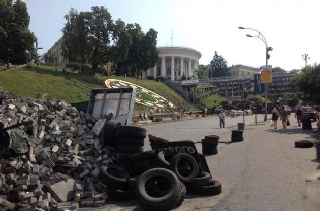 Киевские коммунальщики разбирают часть баррикад на Институтской