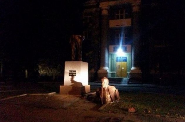 За ночь в Харькове повредили два памятника Ленину