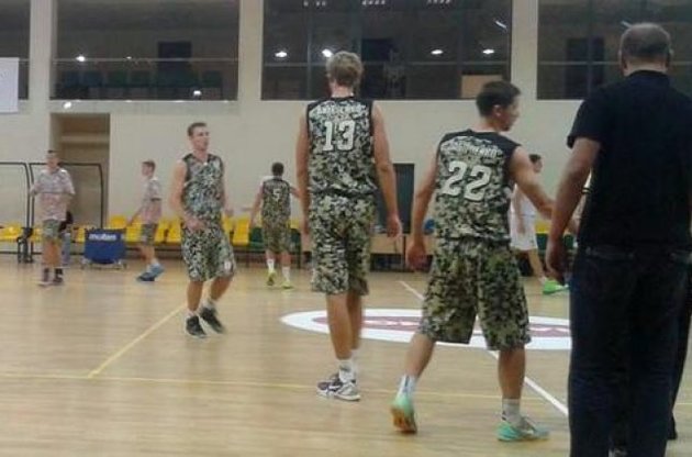 Киевский &quot;Будивельник&quot; презентовал форму в поддержку украинской армии