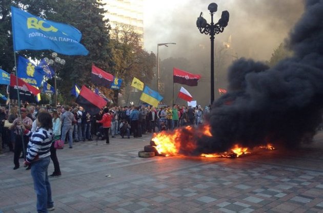Во время беспорядков возле Рады двое людей пострадали