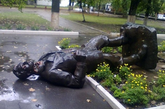 В Харькове разбили памятник Артему