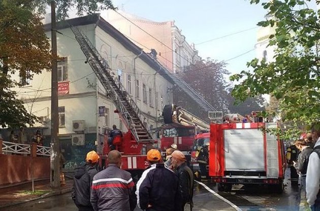 В Киеве возле Софиевского собора загорелся дом