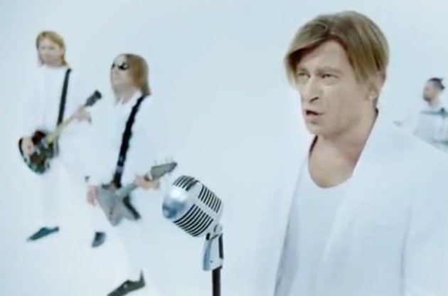 Бі-2 також торкнулися військової тематики, натякаючи, очевидно, на конфлікт в Україні.