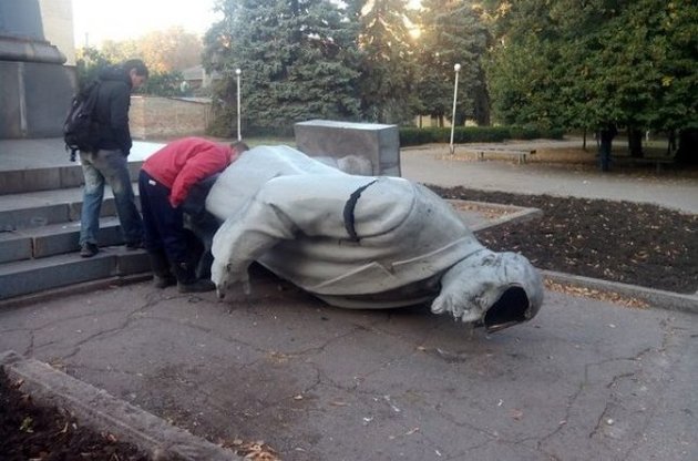 В Кривом Роге ночью неизвестные снесли памятник Ленину