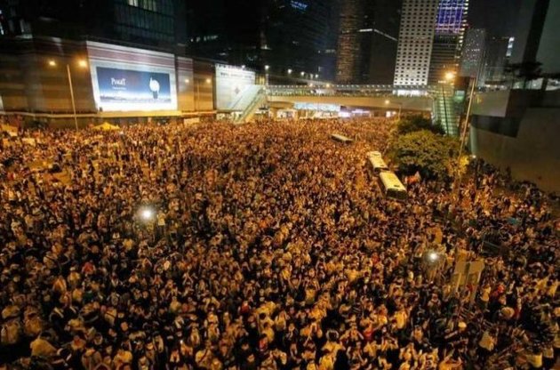 Протестувальники блокують будівлю адміністрації Гонконгу, погрожують штурмом