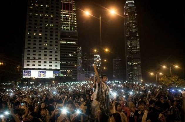 Протестующие в Гонконге хотят расширить блокаду, полиция угрожает применить силу