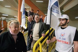 Активисты зафиксировали, как Кивалов подкупает избирателей