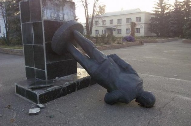 У Луганській області активісти знесли пам'ятник Леніну