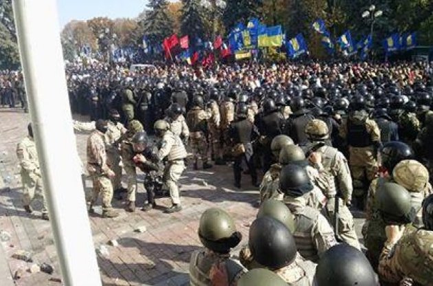 Из-за столкновений под зданием Рады пострадали несколько человек