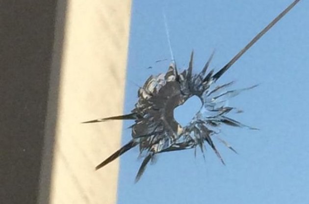 Активисты бьют окна в здании Рады