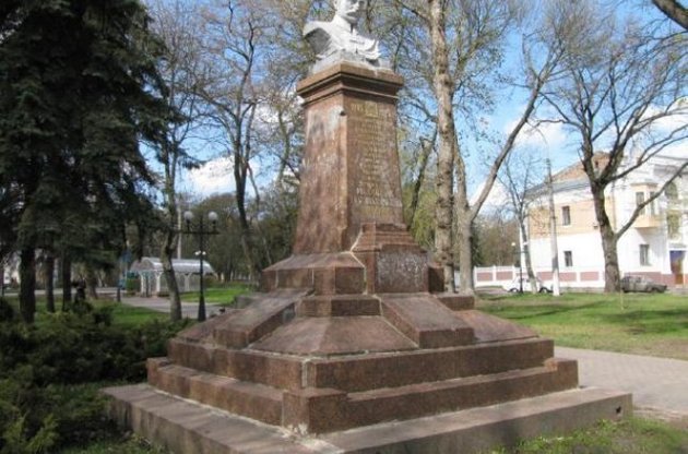 У Чернігові звалили пам'ятник Фрунзе