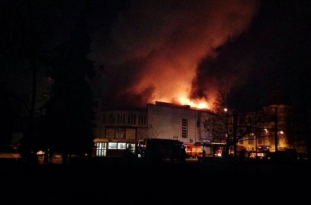В Киеве горит кинотеатр "Жовтень"